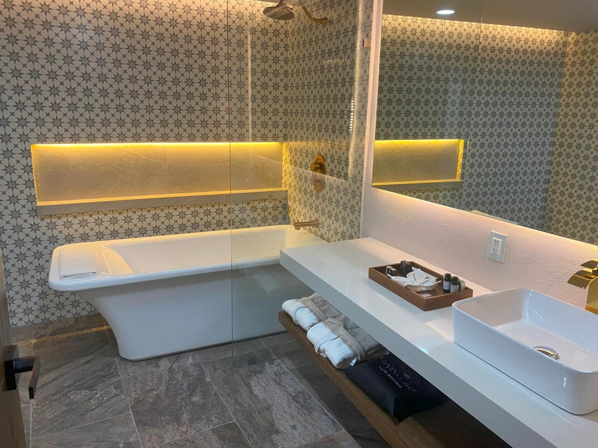 Deluxe King Suite
